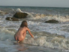 Девушка плещется в море
